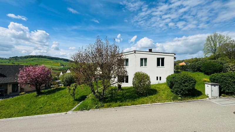 Freistehendes 5.5-Zimmer-EFH mit 1'039 m² Grundstück, Garagenbox, Garten, Sitzplatz, Balkon und viel Potenzial (1)