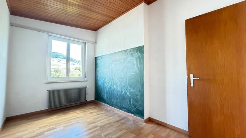 Freistehendes 5.5-Zimmer-EFH mit 1'039 m² Grundstück, Garagenbox, Garten, Sitzplatz, Balkon und viel Potenzial (9)