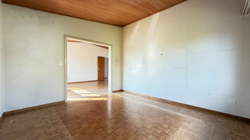 Freistehendes 5.5-Zimmer-EFH mit 1'039 m² Grundstück, Garagenbox, Garten, Sitzplatz, Balkon und viel Potenzial (6)