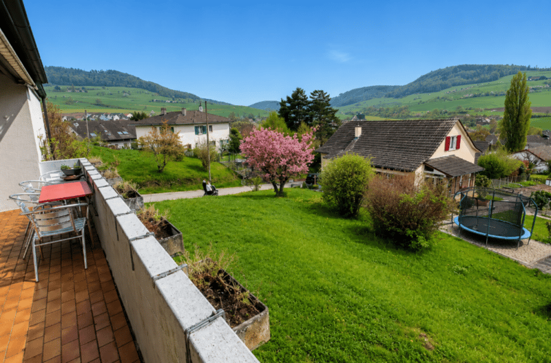 Freistehendes 5.5-Zimmer-EFH mit 1'039 m² Grundstück, Garagenbox, Garten, Sitzplatz, Balkon und viel Potenzial (22)