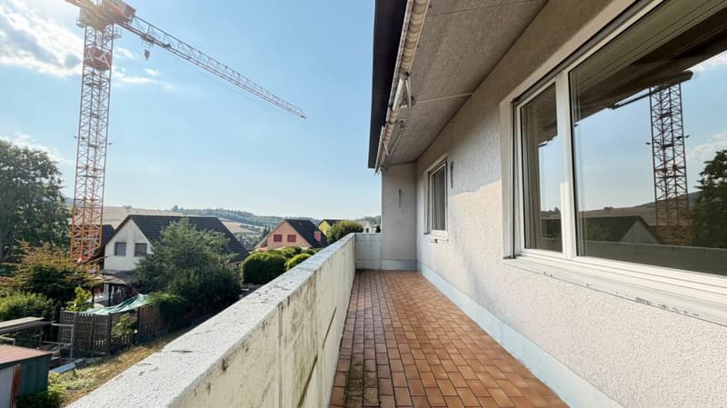 Freistehendes 5.5-Zimmer-EFH mit 1'039 m² Grundstück, Garagenbox, Garten, Sitzplatz, Balkon und viel Potenzial (11)