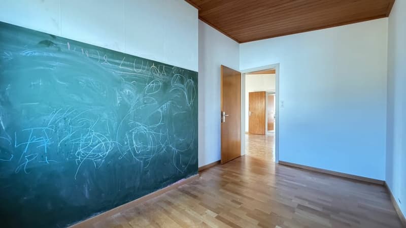 Freistehendes 5.5-Zimmer-EFH mit 1'039 m² Grundstück, Garagenbox, Garten, Sitzplatz, Balkon und viel Potenzial (10)