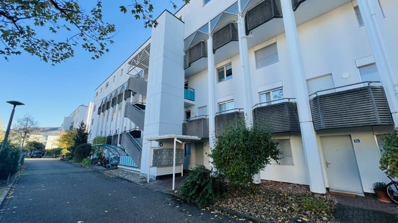 Attraktive 2-Zimmerwohnung mit Lift, Tiefgaragenplätzen und mehr in Aesch - Ideal für Investoren und Singles (1)