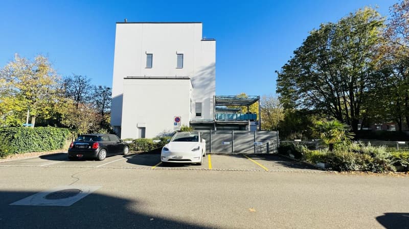 Attraktive 2-Zimmerwohnung mit Lift, Tiefgaragenplätzen und mehr in Aesch - Ideal für Investoren und Singles (3)