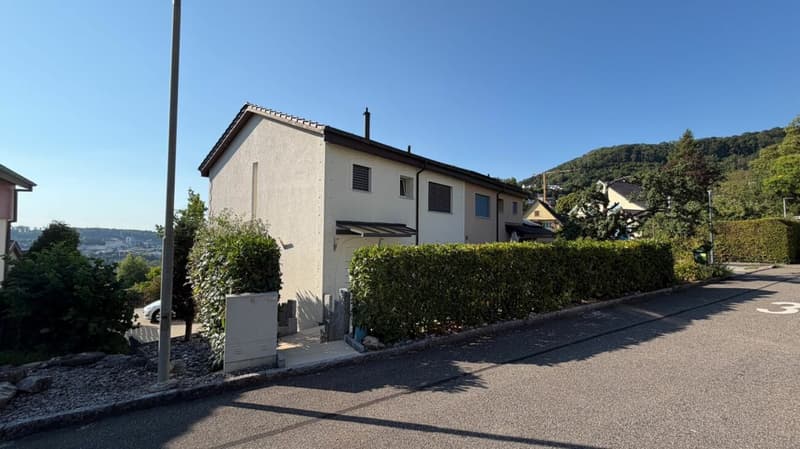 Neuwertiges Familienhaus mit traumhafter Aussicht Umfassend saniert - Vielseitig nutzbar - Familienfreundliche Lage (2)