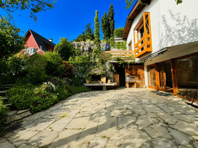 Grosszügiges EFH mit 2 Einliegerwohnungen, Parkplätzen, Weitsicht & Garten in Toplage (2)