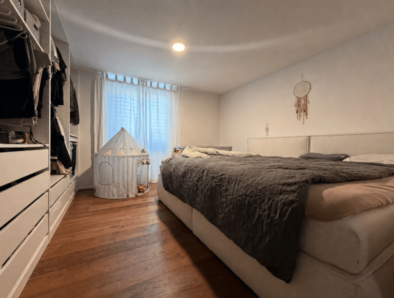 Moderne 4.5-Zimmer-Wohnung mit Balkon und Blick ins Grüne (3)