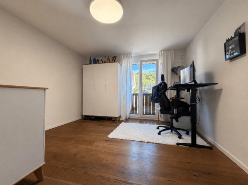 Moderne 4.5-Zimmer-Wohnung mit Balkon und Blick ins Grüne (4)