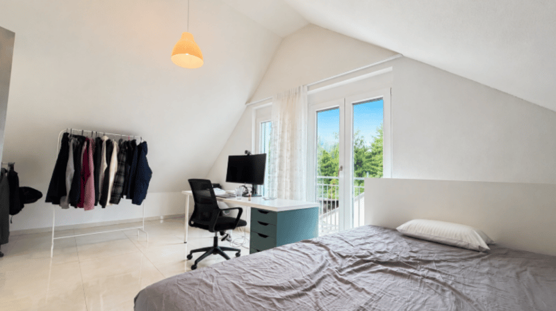 Neuwertiges 6.5 Zimmer-Eckhaus mit viel Platz, Terrassen und hervorragender Verkehrsanbindung (8)