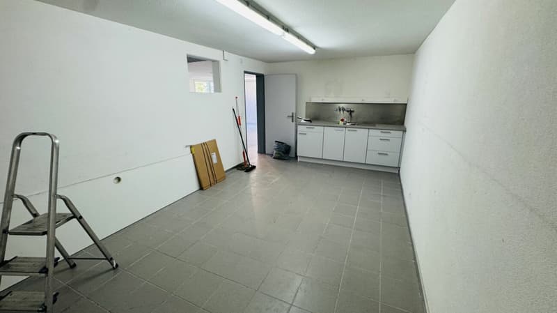 Top Gewerbefläche im EG mit Besucher-PP & Bus vor der Tür (9)