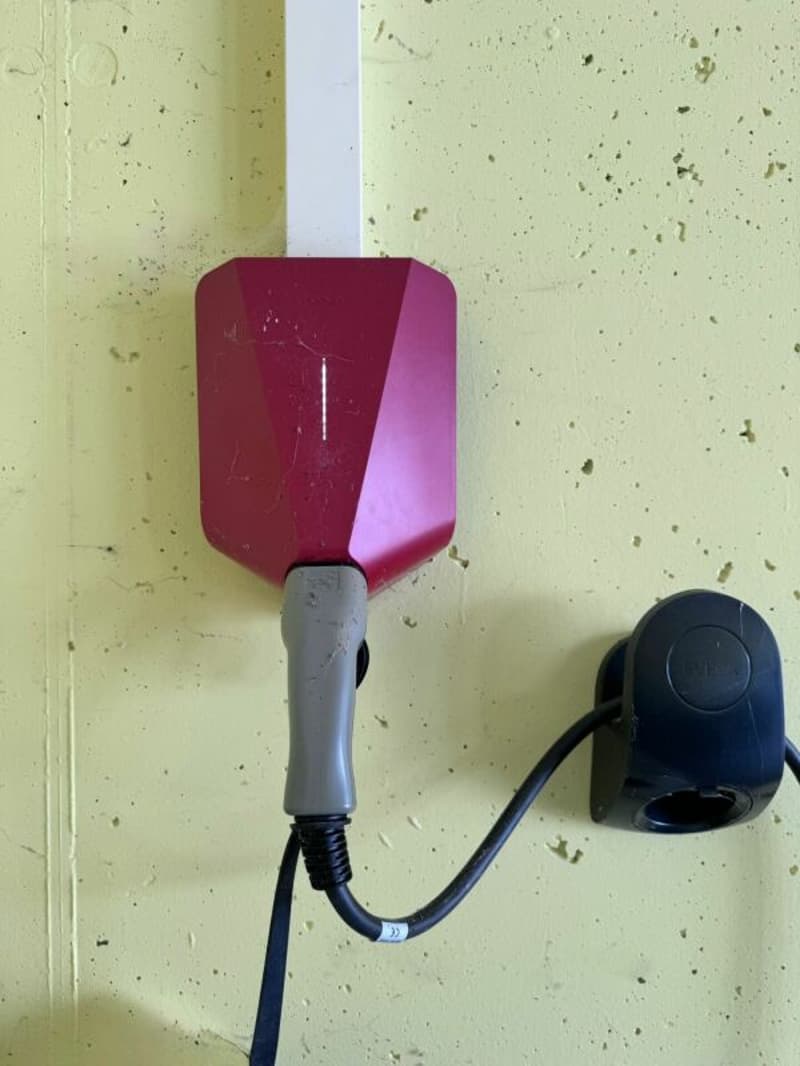Grosses, neuwertiges 6.5-Zi. EFH, 6 Garagenplätze + 4 Parkplätze, Koi-Teich, Kinozimmer, 3 Nasszellen, traumhafte Lage, nur 10 Min. von Bubendorf (56)