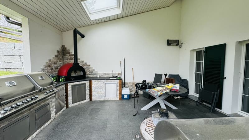 Grosses, neuwertiges 6.5-Zi. EFH, 6 Garagenplätze + 4 Parkplätze, Koi-Teich, Kinozimmer, 3 Nasszellen, traumhafte Lage, nur 10 Min. von Bubendorf (33)