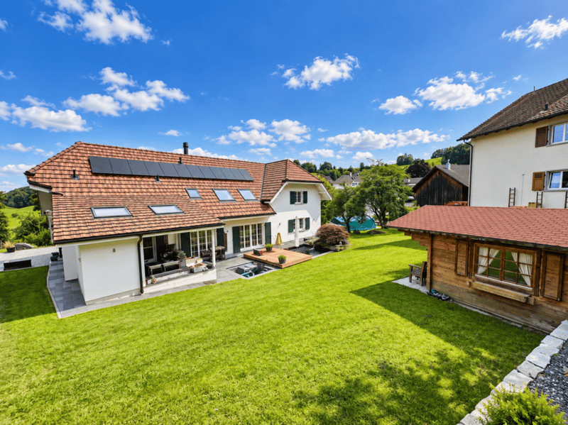 Grosses, neuwertiges 6.5-Zi. EFH, 6 Garagenplätze + 4 Parkplätze, Koi-Teich, Kinozimmer, 3 Nasszellen, traumhafte Lage, nur 10 Min. von Bubendorf (1)
