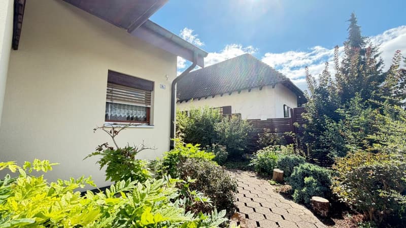 4.5-Zimmer-Doppeleinfamilienhaus mit Garten und Modernisierungspotenzial in Lupsingen (21)