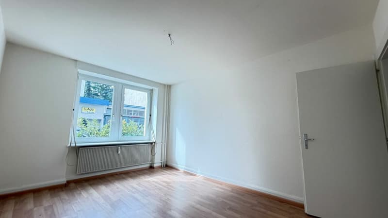 Einfache 2.5-EG-Zimmer-Wohnung mit Balkon und Kellerabteil (4)
