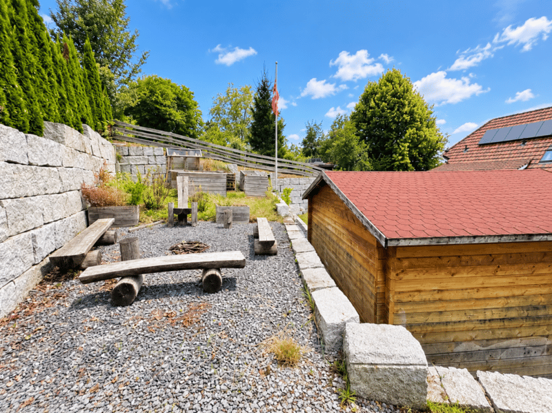 Neuwertiges 6.5-Zimmer-Haus mit Kino & 6 Garagen (4)