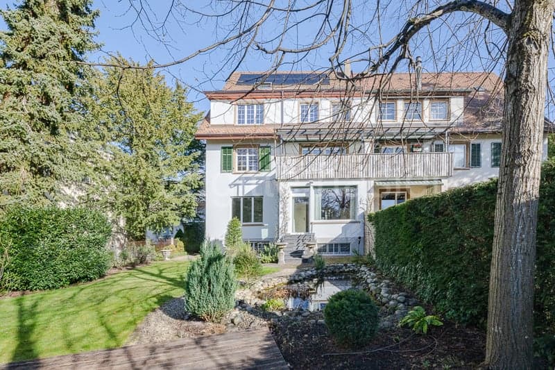 Stilvolles Doppel-EFH mit schön gestalteter Gartenanlage an beliebter Riehener Wohnlage (2)