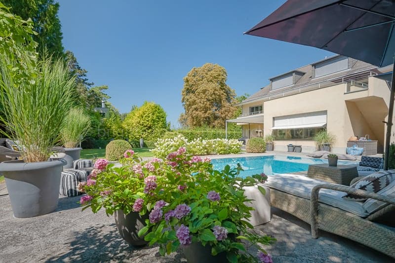 Stilvolle Villa mit traumhafter Gartenanlage und Pool an bevorzugter Riehener Wohnlage (1)