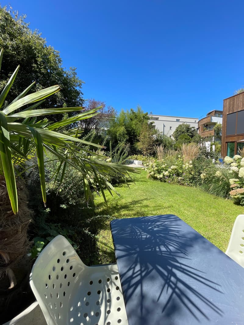 Hochmoderne Wohnung mit Hauscharakter und eigenem Gartenanteil in Bottmingen (2)