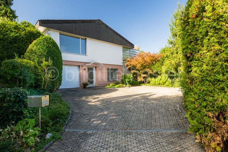 Sehr gepflegtes 6.5-Zimmer-Einfamilienhaus  an hervorragender Wohn- und Aussichtslage (3)