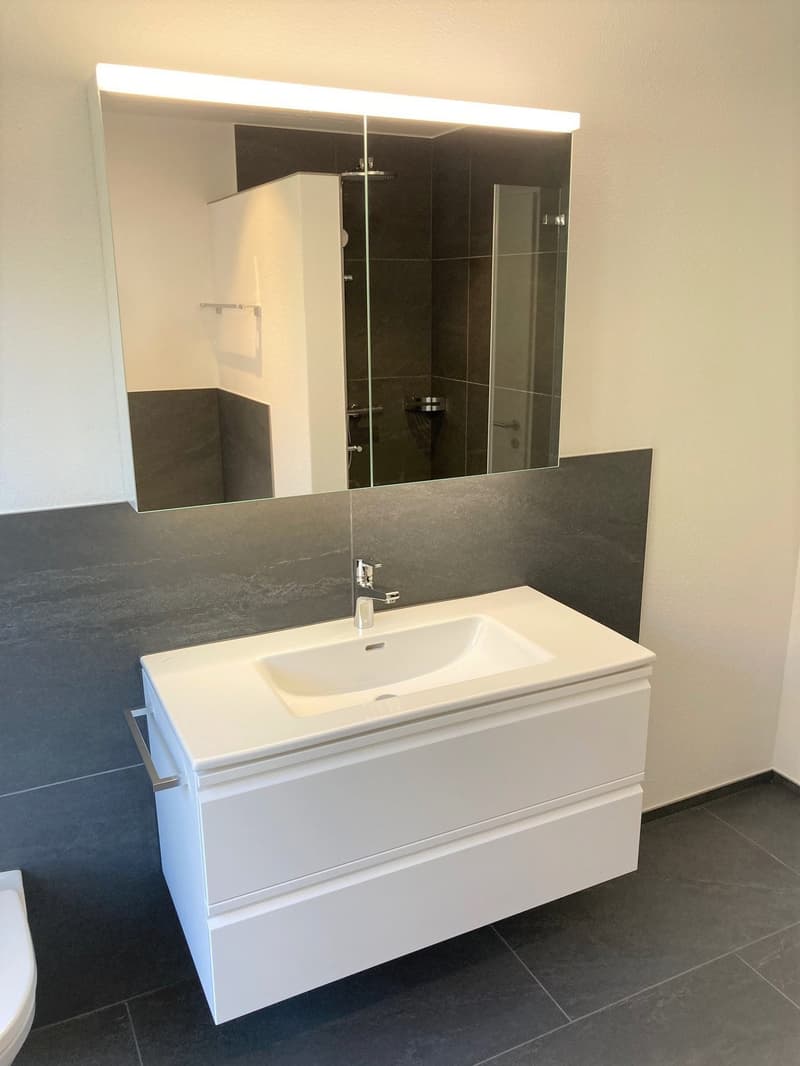 Badezimmer mit Dusche und Badewanne