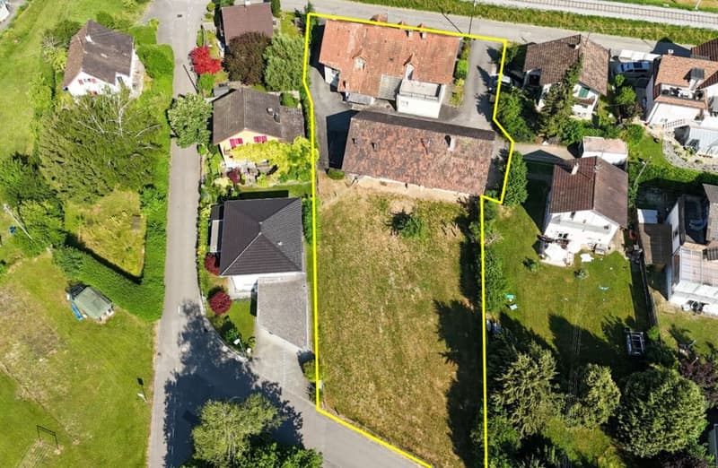 1'824 m2 de terrain à bâtir avec deux grands bâtiments existants (4)