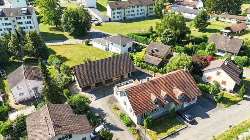 1'824 m2 de terrain à bâtir avec deux grands bâtiments existants (2)