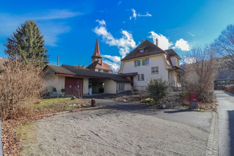 8.5-room house, also usable as a multi-generation house, on 1,441 m2 of land with building land reserve (1)