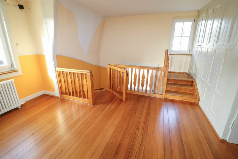 8.5-room house, also usable as a multi-generation house, on 1,441 m2 of land with building land reserve (9)