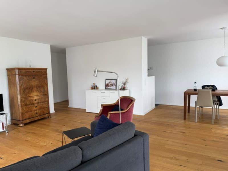 Appartement de 4,5 pièces rénové avec haute qualité et situé au centre, avec balcon (3)