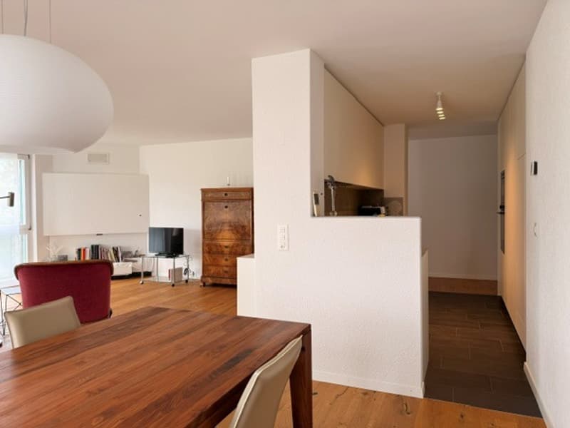 Appartement de 4,5 pièces rénové avec haute qualité et situé au centre, avec balcon (5)