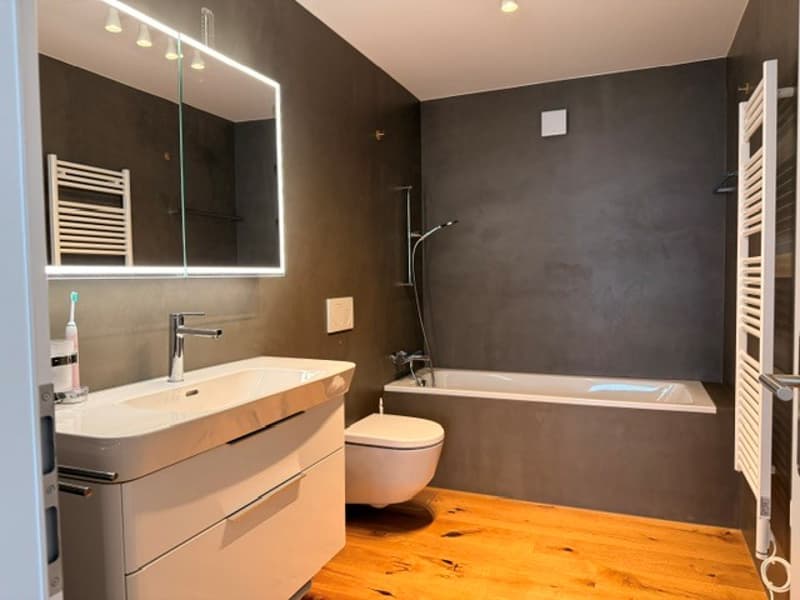 Appartement de 4,5 pièces rénové avec haute qualité et situé au centre, avec balcon (9)