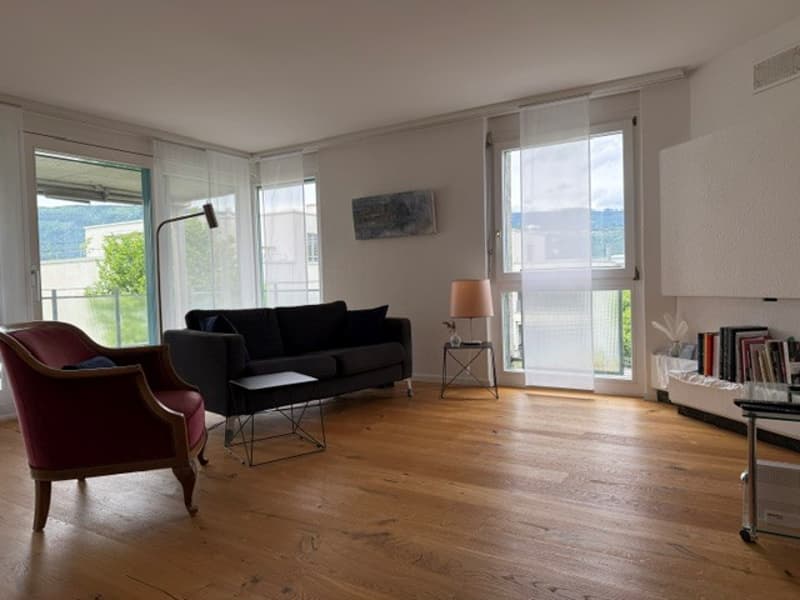 Appartement de 4,5 pièces rénové avec haute qualité et situé au centre, avec balcon (4)