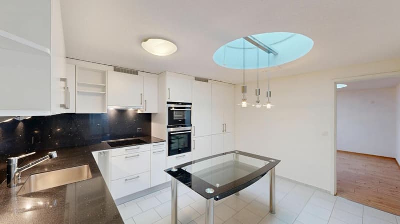 Exceptional 3.5-room apartment with separate entrance & garage included (3)