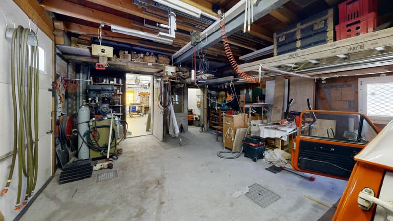 Unique lover's object with spacious garage / workshop (26)