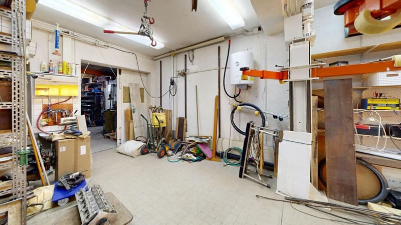 Unique lover's object with spacious garage / workshop (24)