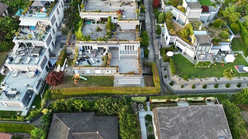 Living in an elevated location, with a far-reaching view and large terrace (3)