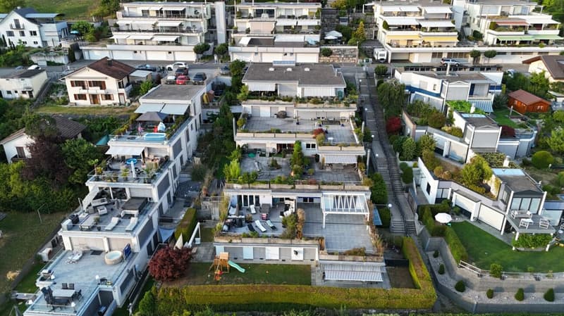 Living in an elevated location, with a far-reaching view and large terrace (4)