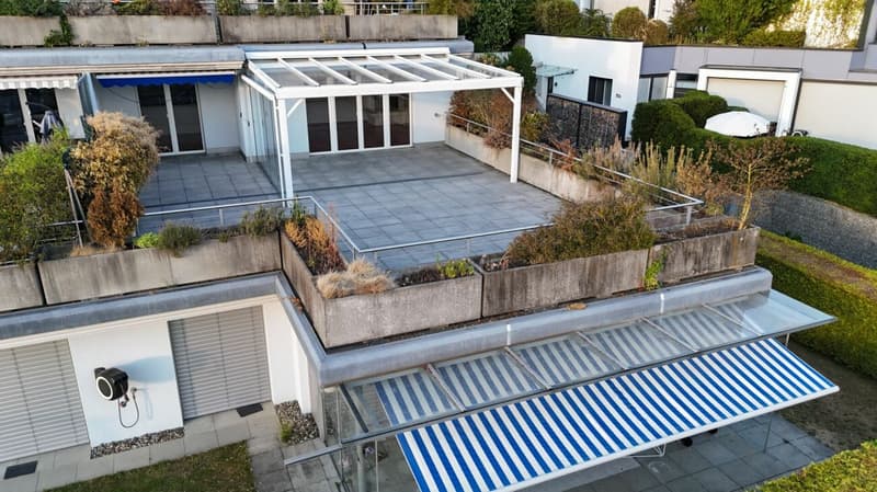 Living in an elevated location, with a far-reaching view and large terrace (23)
