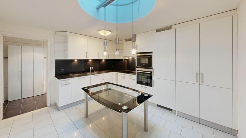 Exceptional 3.5-room apartment with separate entrance & garage included (1)