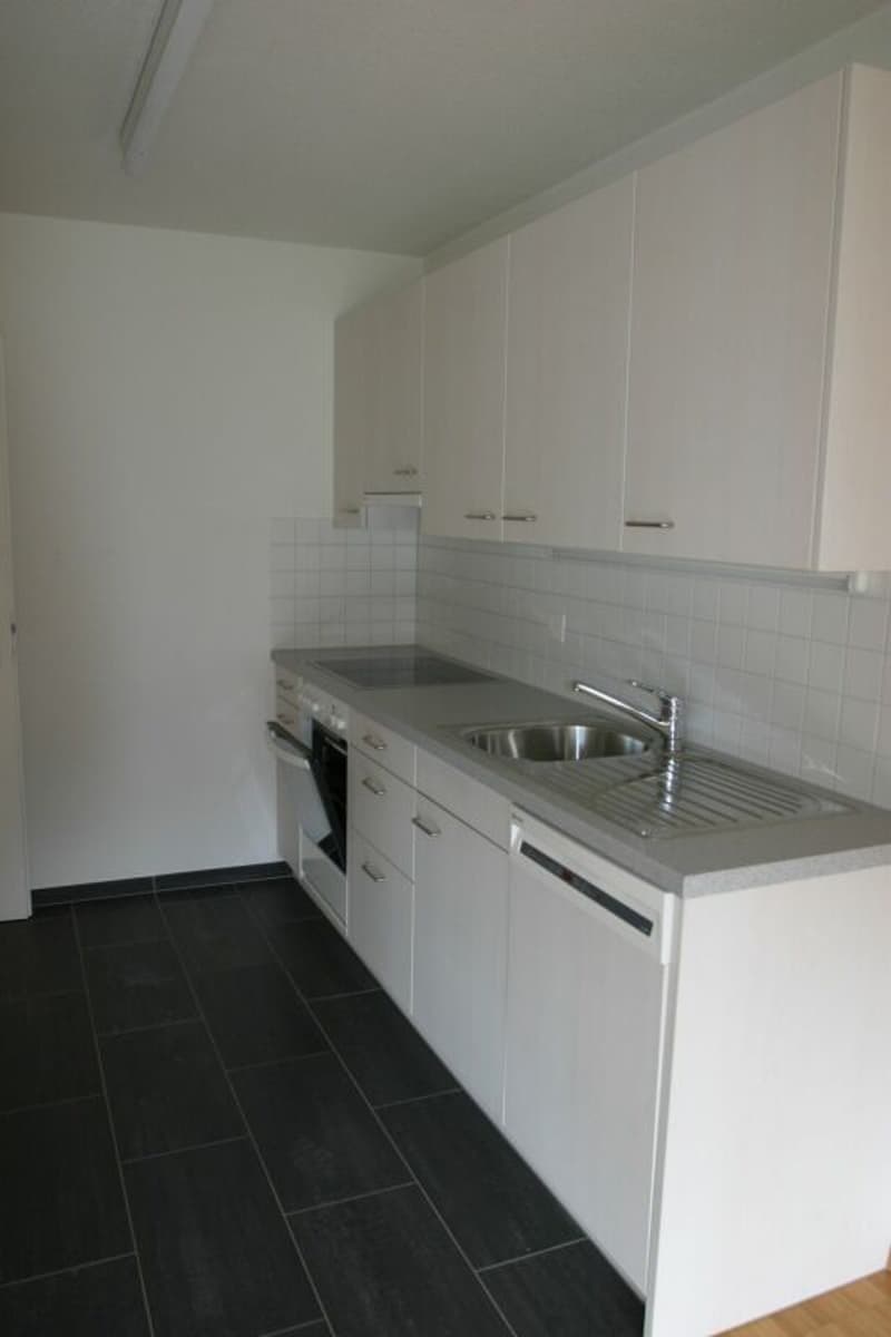 Grosszügige 3.5-Zimmerwohnung mit Balkon an zentraler Lage zu vermieten (5)