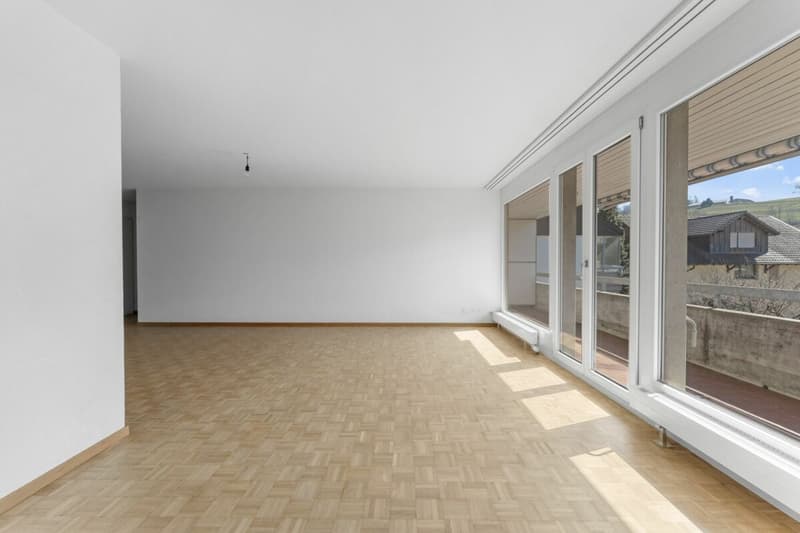 Grosszügige 4.5-Zimmerwohnung mit Balkon an zentraler Lage (4)