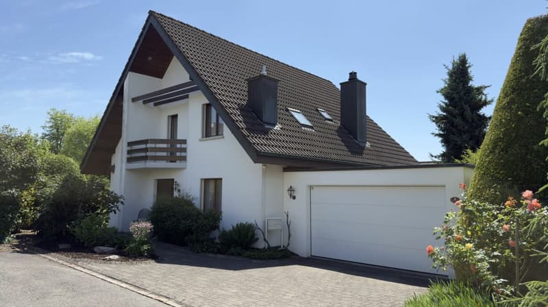 Nord-West-Seite mit Doppelgarage