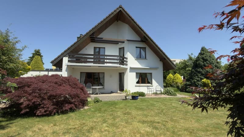 Family idyll in a quiet sunny location with a beautiful garden (3)