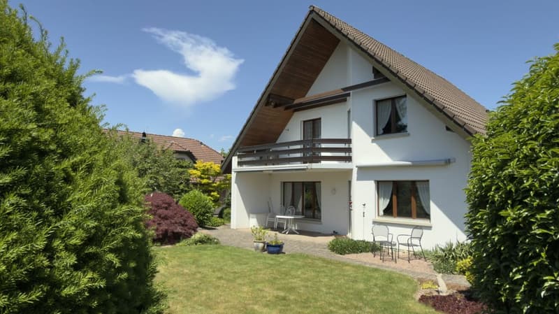 Family idyll in a quiet sunny location with a beautiful garden (1)