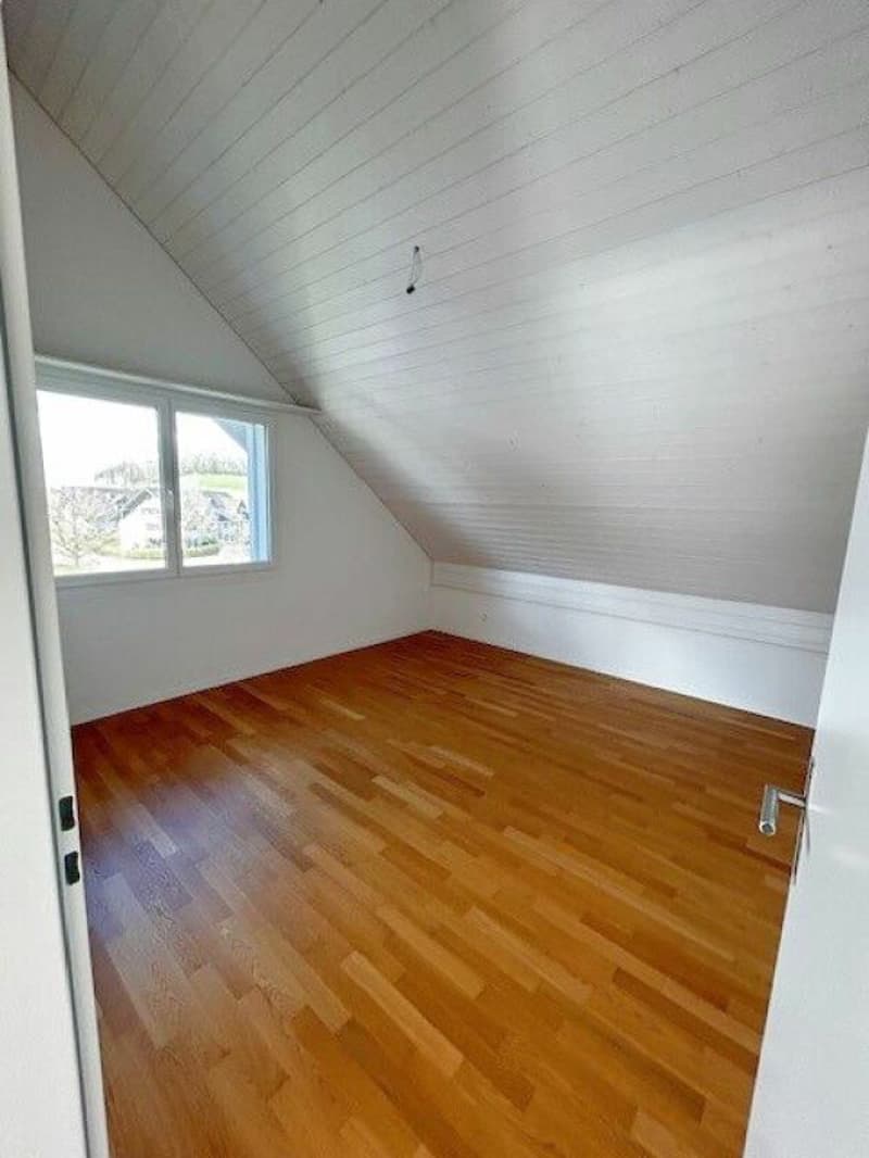 Modern 4.5-room maisonette attic apartment with gallery, two bathrooms, and sunny balcony (8)