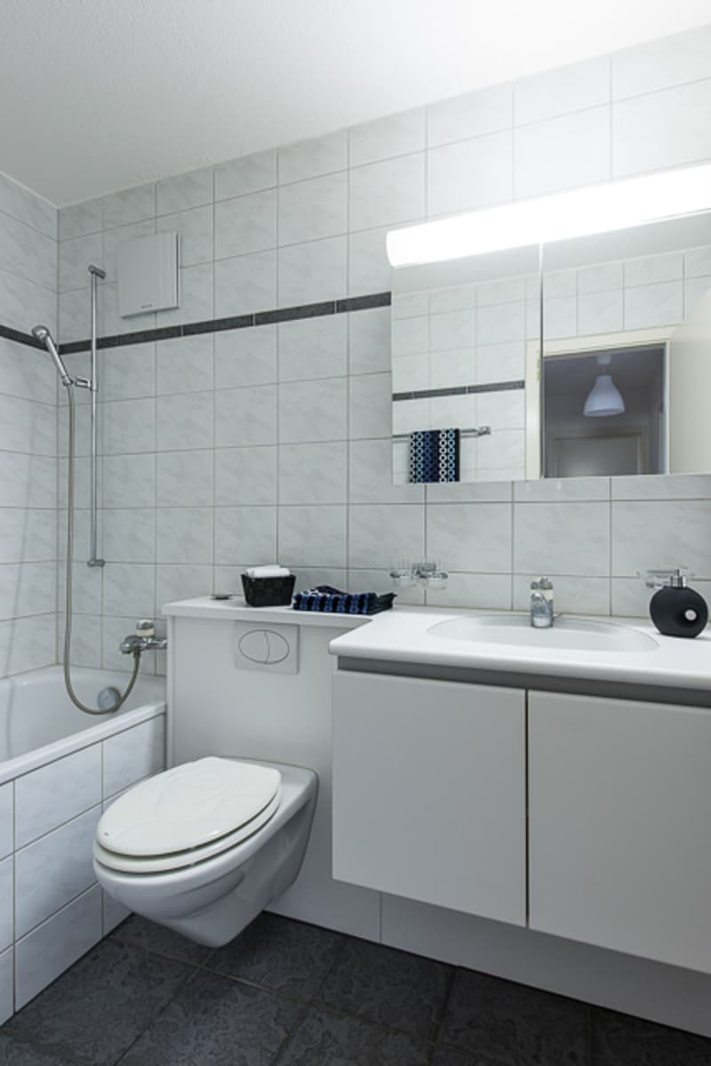 Bad mit Badewanne und Dusche