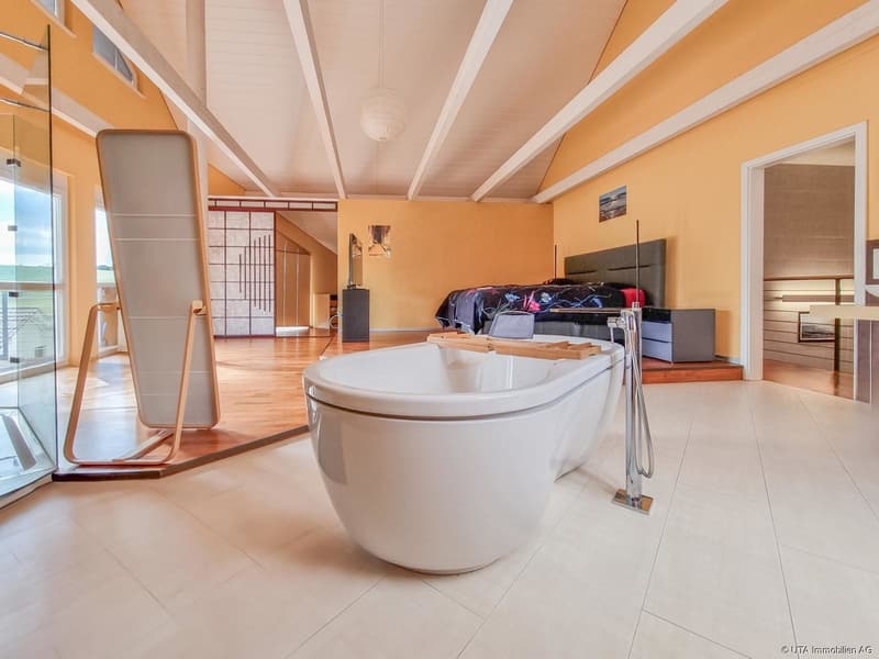 Master-Schlafzimmer OG mit Bad, Ankleide, Balkon