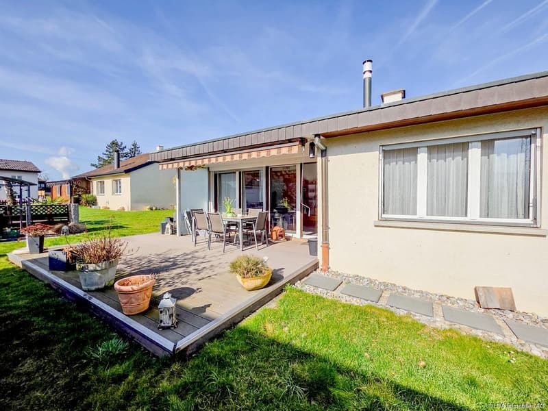 Hausansicht mit Gartenterrasse