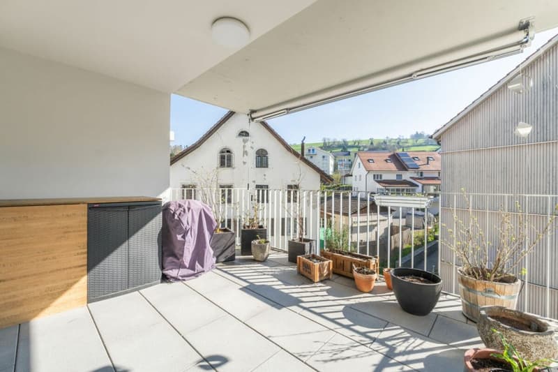 Appartamento-mansarda elegante e di alta qualità con grande galleria, balcone e ambiente di vita tranquillo (11)